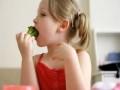 Mẹo hay: Tập cho bé ăn rau xanh và hoa quả