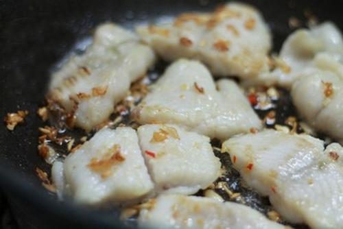 Cách nấu cá kho tộ nhanh và ngon như Christine Hà