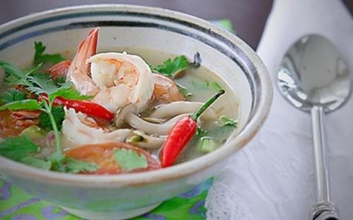 Cách nấu món canh Tom Yum Goong nóng hổi thơm phức