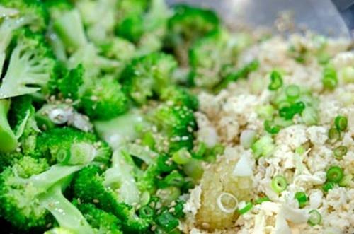 Salad đậu phụ và súp lơ xanh