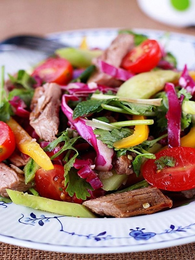 Chua cay món salad bò kiểu Thái