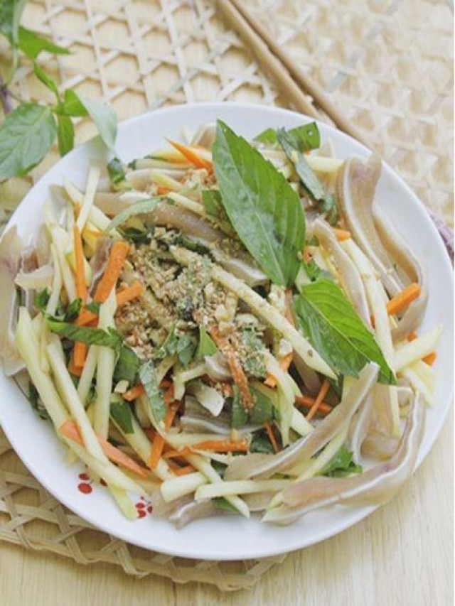 Chua cay nộm xoài xanh và tai lợn